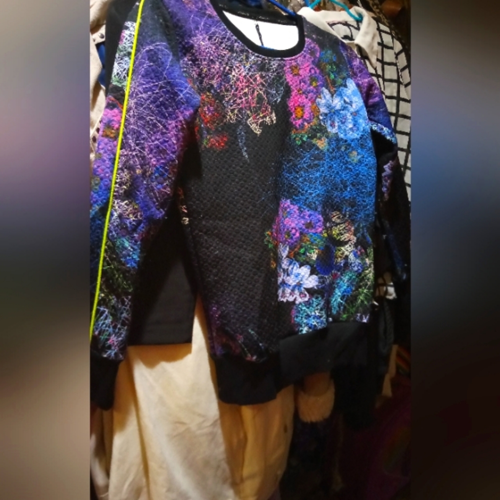 Gorgeous printed Italian sportswear top size small